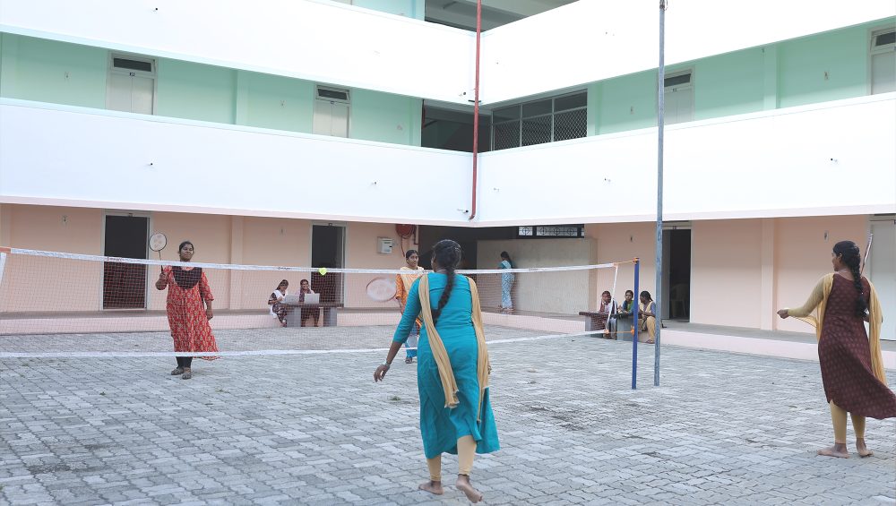 hostel-girls-3