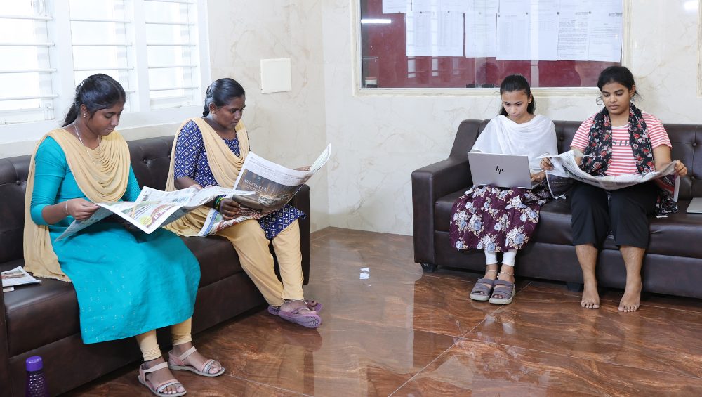 hostel-girls-4